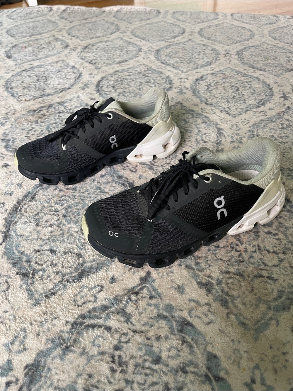 On 7.5W Woman’s Running Shoes Black & Mint